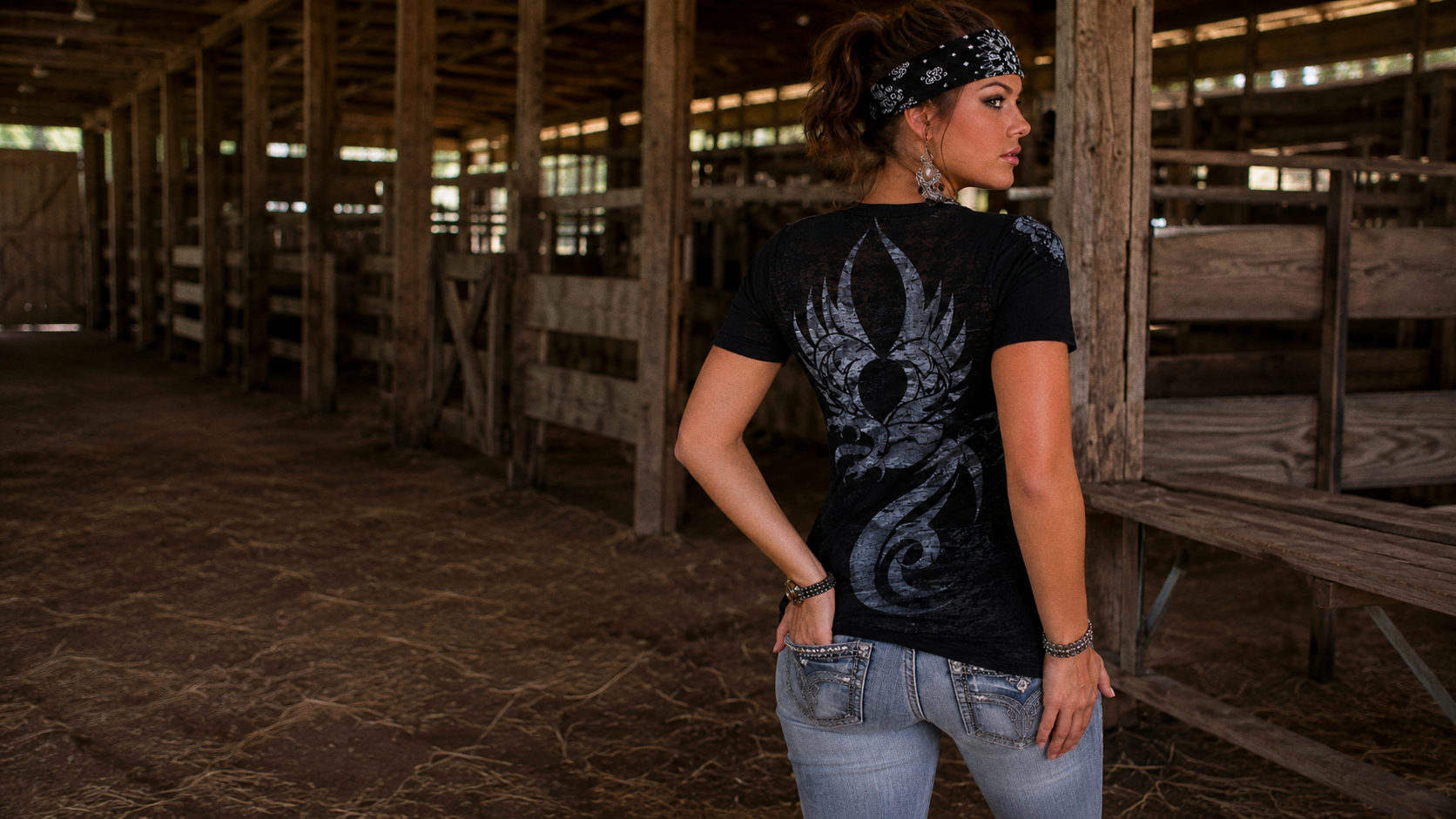 Faith Black tee back - barn